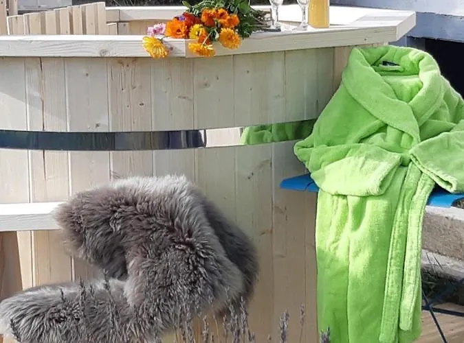 Gite La Petite Maison Horlogere Et Jacuzzi , Raquettes